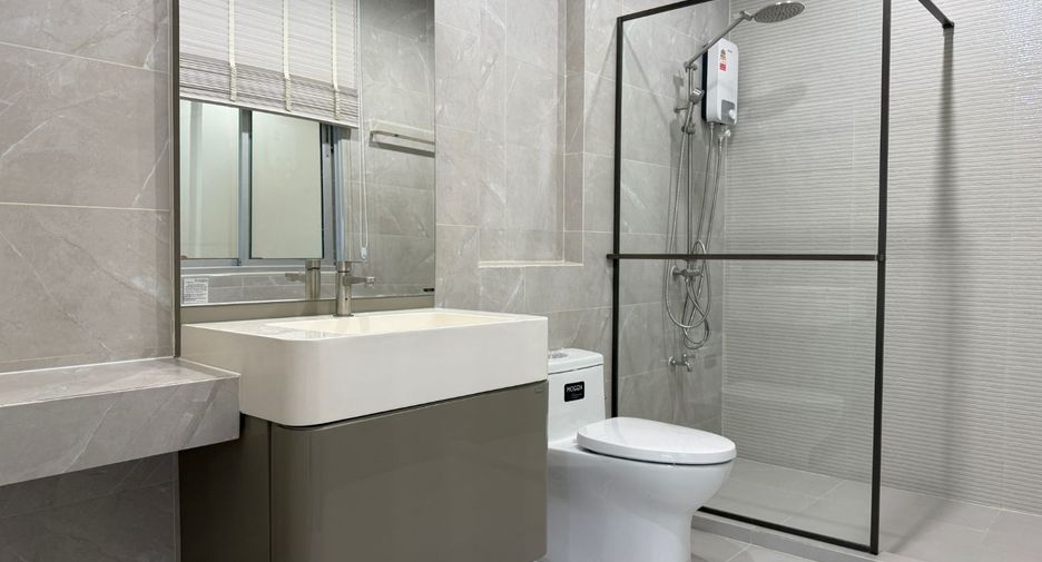 For sale 3 bedrooms townhouse in Mueang Samut Prakan, Samut Prakan