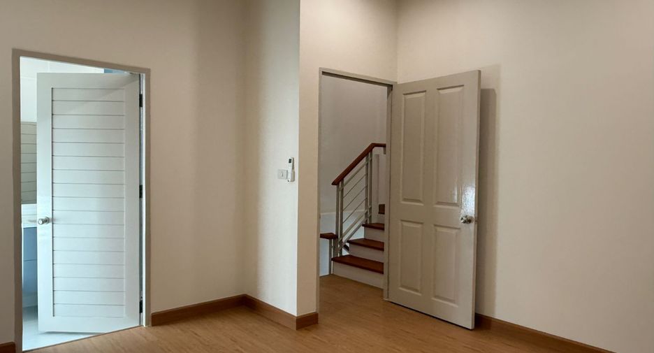 For sale 3 bedrooms townhouse in Mueang Samut Prakan, Samut Prakan