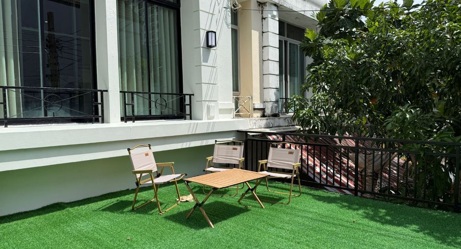 For sale 3 bedrooms townhouse in Mueang Samut Prakan, Samut Prakan