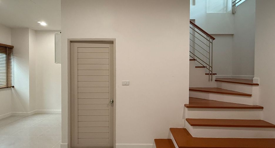 For rent 3 bedrooms townhouse in Mueang Samut Prakan, Samut Prakan
