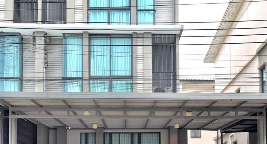 For sale 3 bedrooms townhouse in Suan Luang, Bangkok