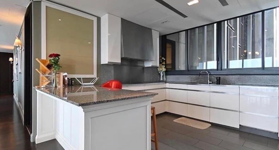 For rent 4 bedrooms apartment in Sathon, Bangkok
