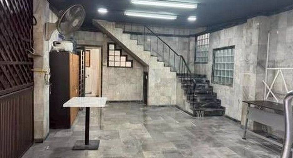 For rent 7 bedrooms office in Phra Khanong, Bangkok