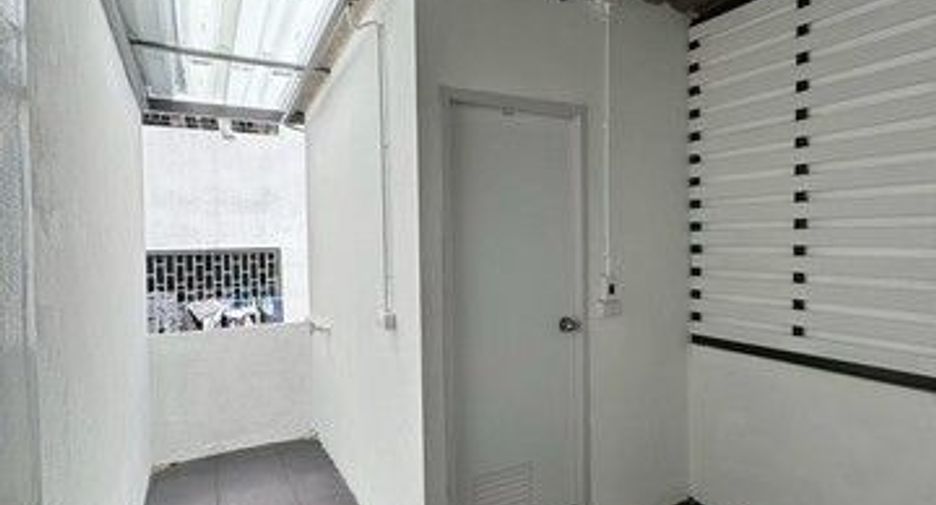 For rent 2 bedrooms retail Space in Bang Kapi, Bangkok