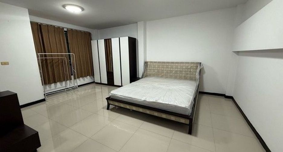 For rent 4 bedrooms house in Bang Na, Bangkok