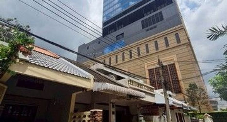 出租 3 卧室 联排别墅 在 沙吞, 曼谷