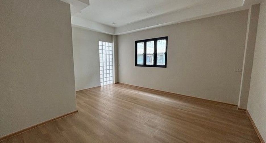 For rent 3 bedrooms house in Bang Na, Bangkok