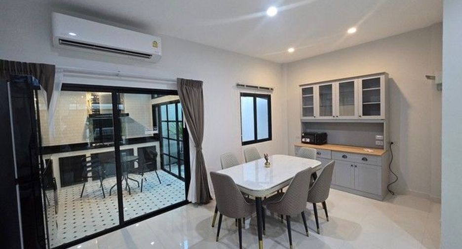For rent 3 bedrooms house in Phra Khanong, Bangkok
