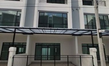 For rent 3 bedrooms house in Phra Khanong, Bangkok