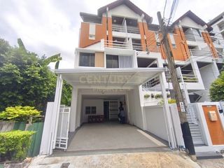 For sale 5 bedrooms townhouse in Din Daeng, Bangkok