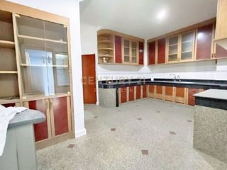 For sale 5 bedrooms townhouse in Din Daeng, Bangkok