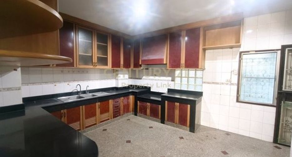 For sale 5 bedrooms townhouse in Din Daeng, Bangkok