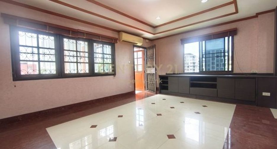 For sale 5 bedrooms townhouse in Din Daeng, Bangkok
