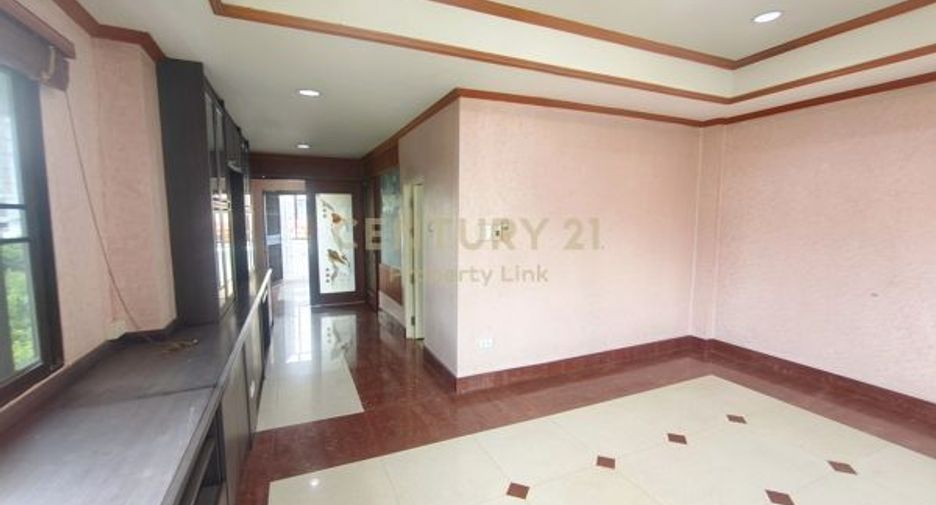 For sale 5 bedrooms townhouse in Din Daeng, Bangkok