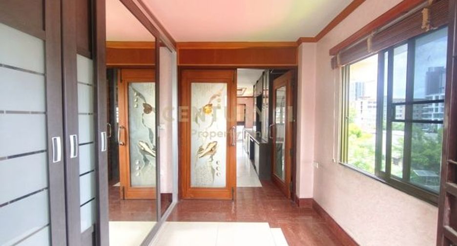 For sale 5 bedrooms townhouse in Din Daeng, Bangkok