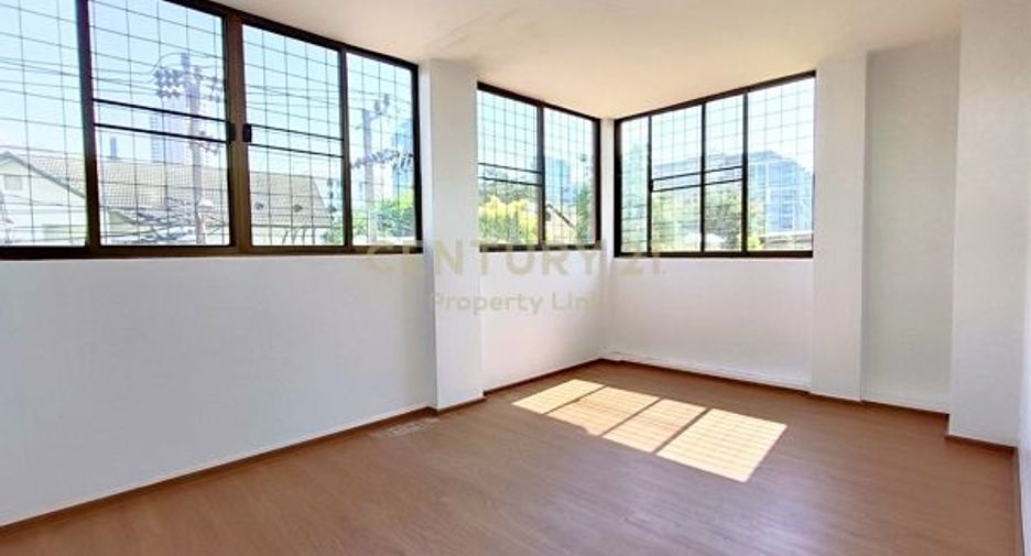For sale 5 bedrooms townhouse in Din Daeng, Bangkok