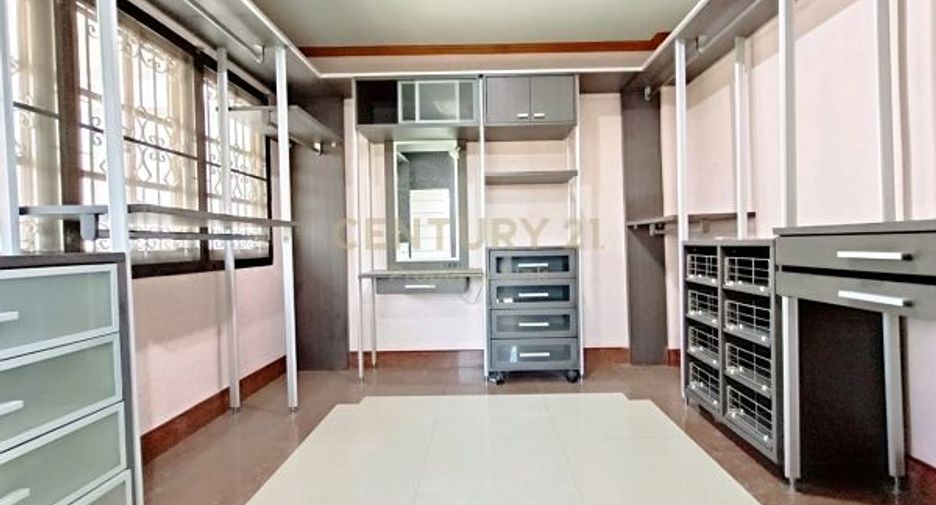 For sale 5 bedrooms townhouse in Din Daeng, Bangkok