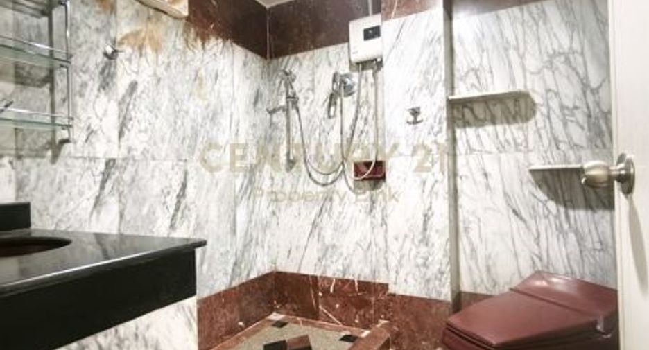 For sale 5 bedrooms townhouse in Din Daeng, Bangkok