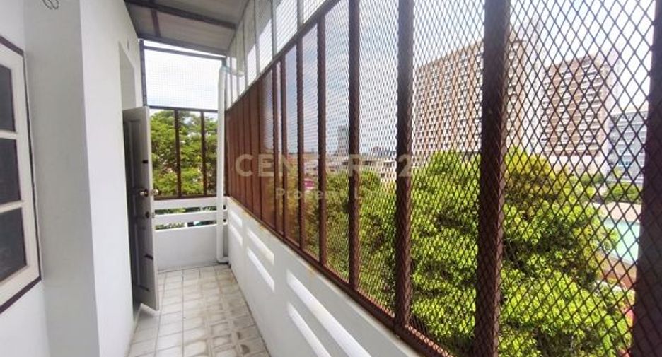 For sale 5 bedrooms townhouse in Din Daeng, Bangkok