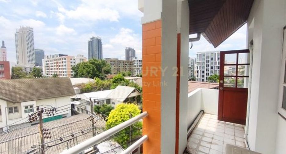 For sale 5 bedrooms townhouse in Din Daeng, Bangkok