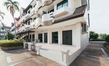 For sale and for rent 5 bedrooms townhouse in Khlong Toei, Bangkok