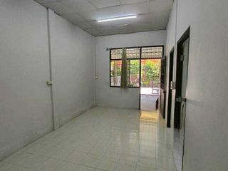 Casa adosada en venta de 2 habitaciones en Phutthamonthon, Nakhon Pathom
