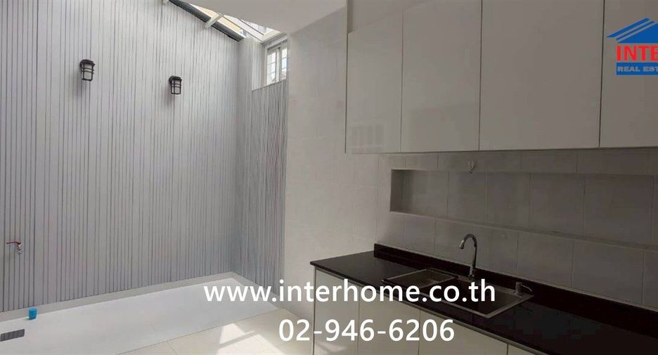 For rent 4 bedrooms townhouse in Bang Sue, Bangkok