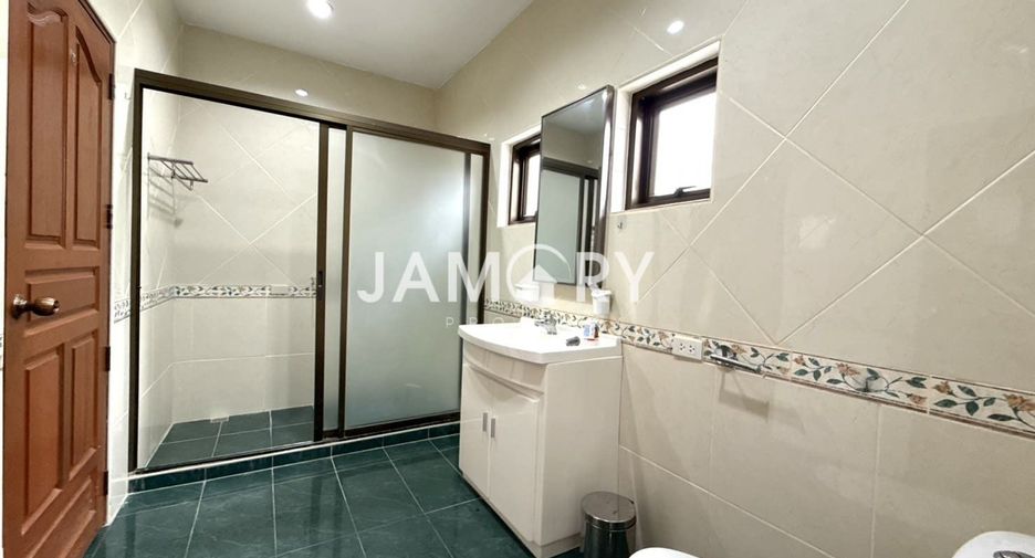 Haus zur Miete mit 5 Zimmer in Bang Lamung, Chonburi
