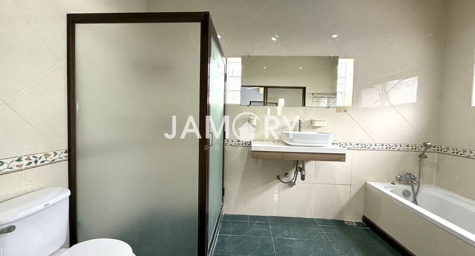Haus zur Miete mit 5 Zimmer in Bang Lamung, Chonburi