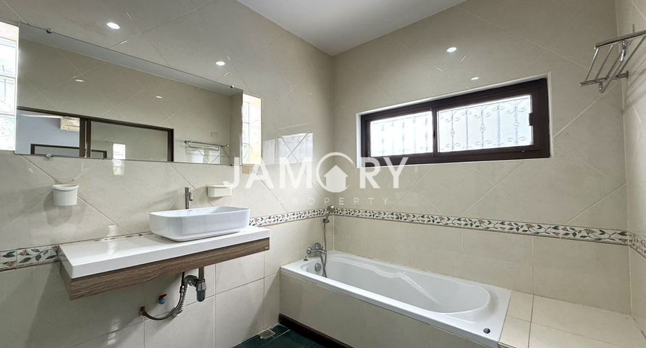 Haus zur Miete mit 5 Zimmer in Bang Lamung, Chonburi