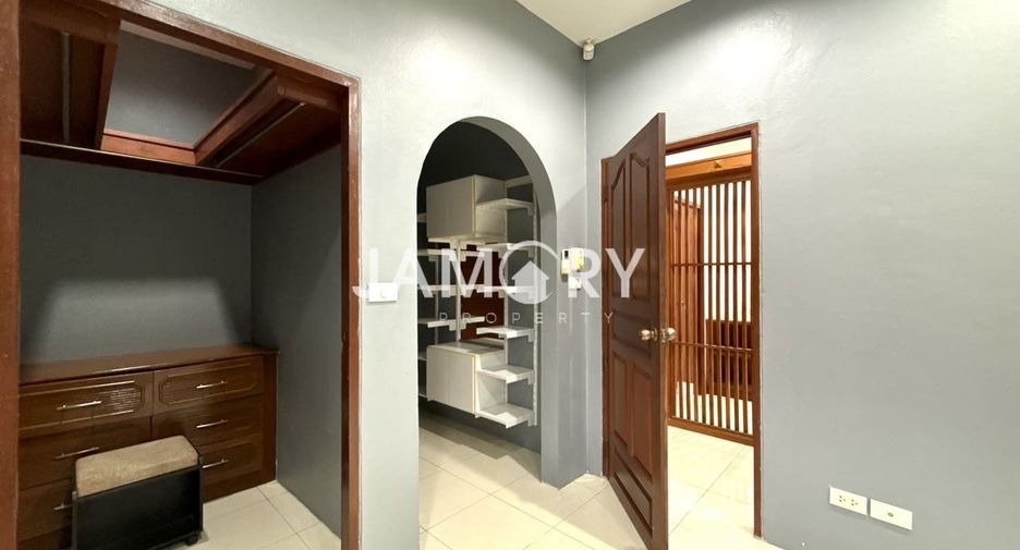 Haus zur Miete mit 5 Zimmer in Bang Lamung, Chonburi
