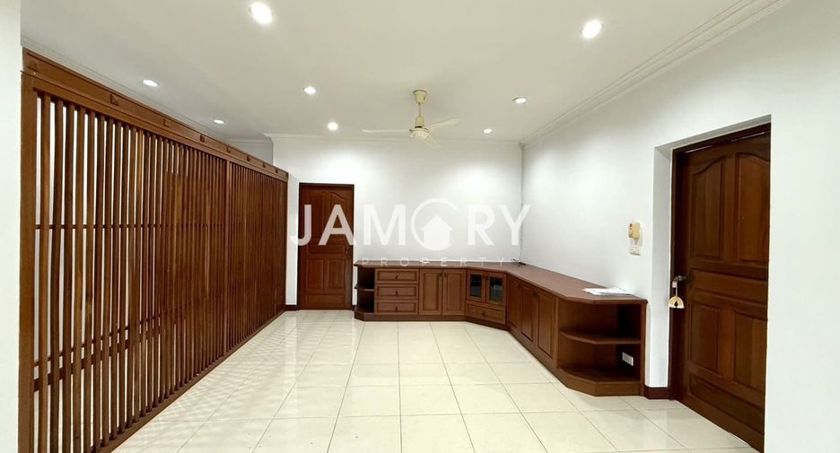 Haus zur Miete mit 5 Zimmer in Bang Lamung, Chonburi