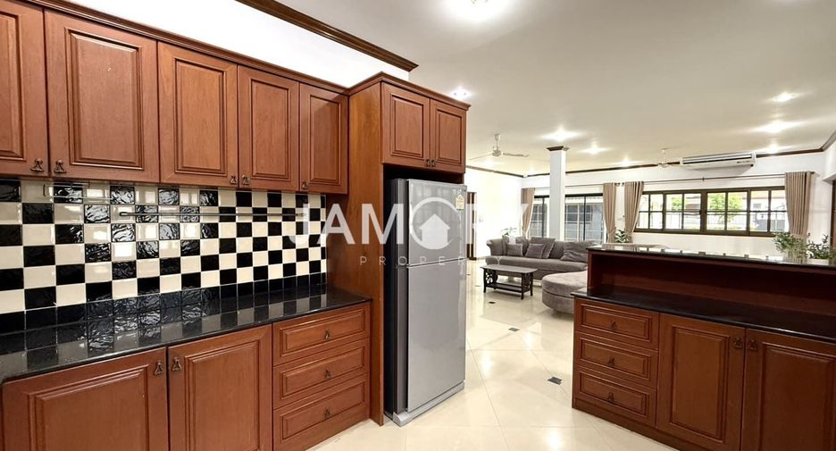 Haus zur Miete mit 5 Zimmer in Bang Lamung, Chonburi