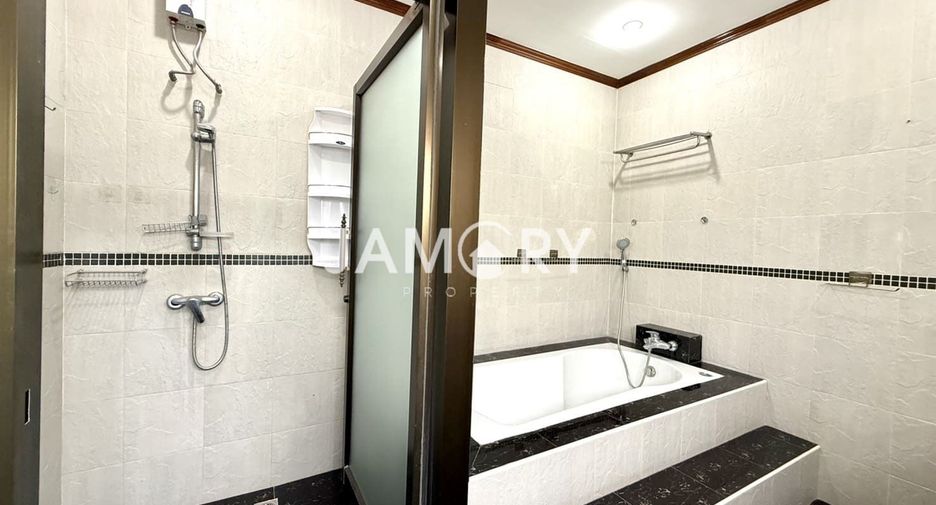 Haus zur Miete mit 5 Zimmer in Bang Lamung, Chonburi
