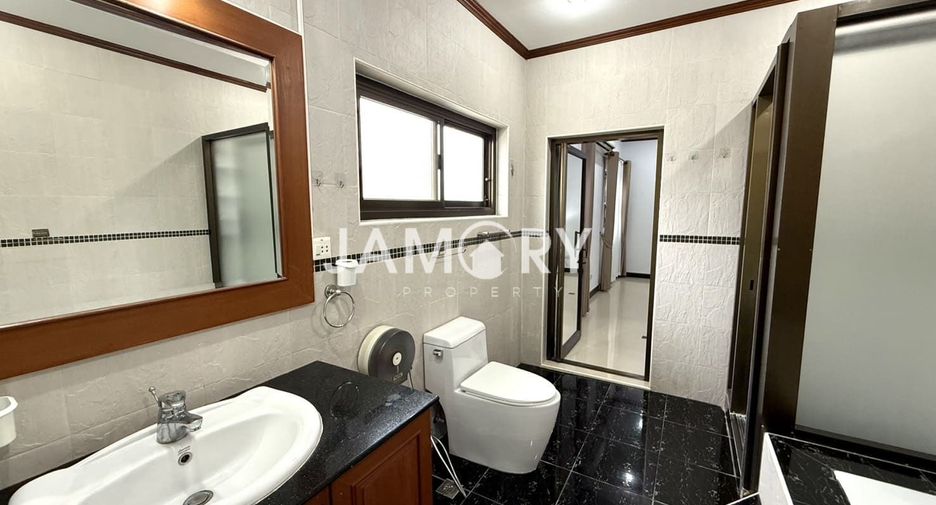 Haus zur Miete mit 5 Zimmer in Bang Lamung, Chonburi