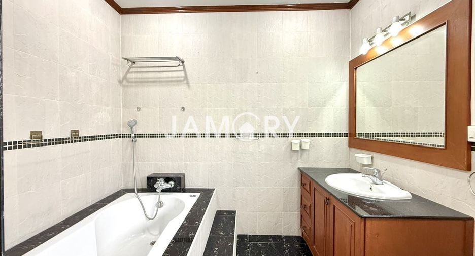 Haus zur Miete mit 5 Zimmer in Bang Lamung, Chonburi