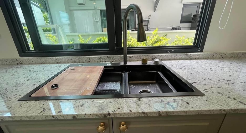 For rent 4 bedrooms house in Bang Phli, Samut Prakan