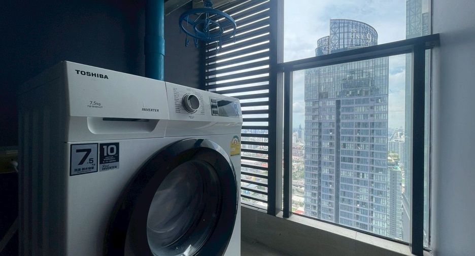For rent 2 bedrooms condo in Huai Khwang, Bangkok