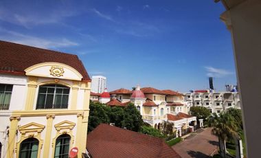 For rent 3 bedrooms townhouse in Yan Nawa, Bangkok