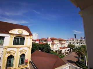 For rent 3 bedrooms townhouse in Yan Nawa, Bangkok