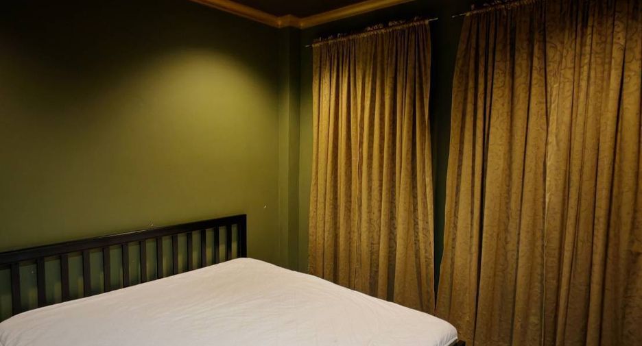 For rent 3 bedrooms townhouse in Yan Nawa, Bangkok