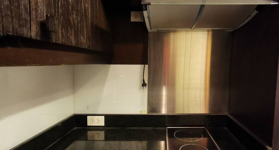 For rent 3 bedrooms townhouse in Yan Nawa, Bangkok