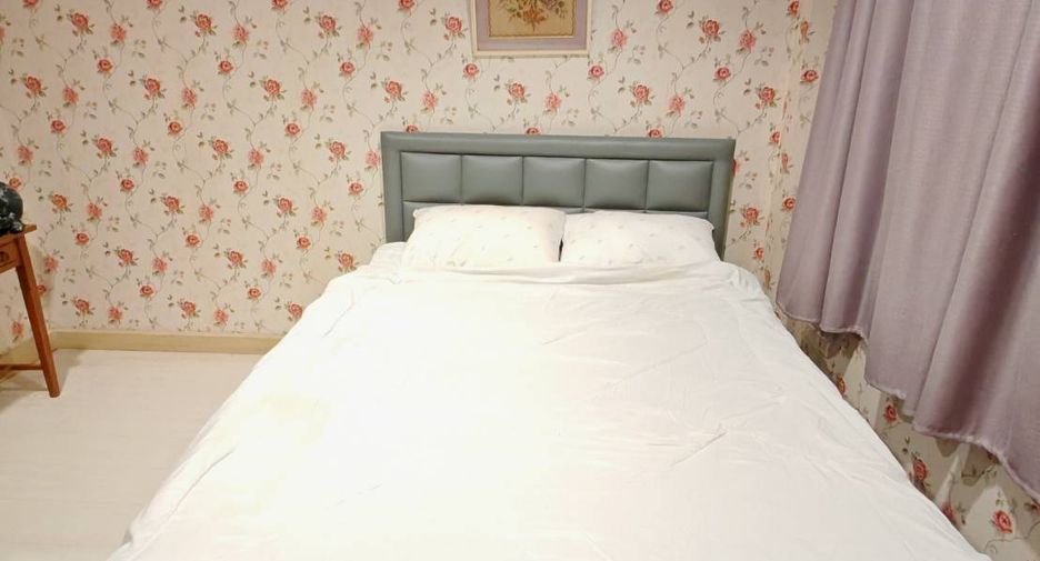 For rent 3 bedrooms townhouse in Yan Nawa, Bangkok