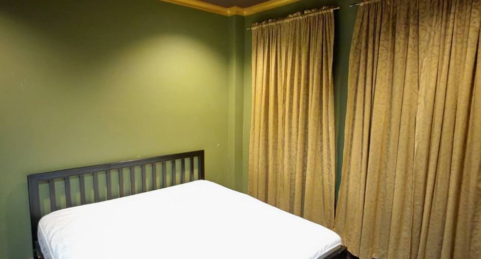 For rent 3 bedrooms townhouse in Yan Nawa, Bangkok