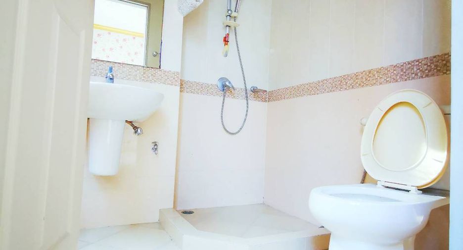 For rent 3 bedrooms townhouse in Yan Nawa, Bangkok