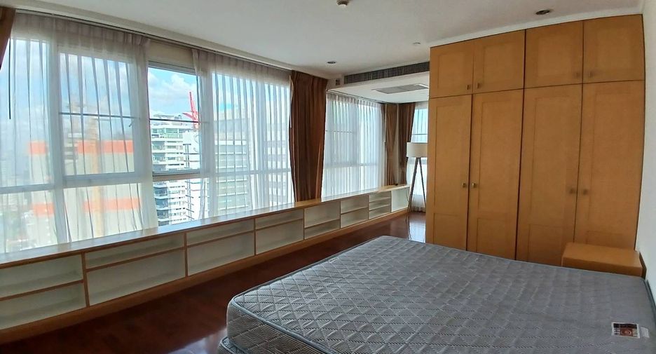 For rent 4 bedrooms apartment in Khlong Toei, Bangkok