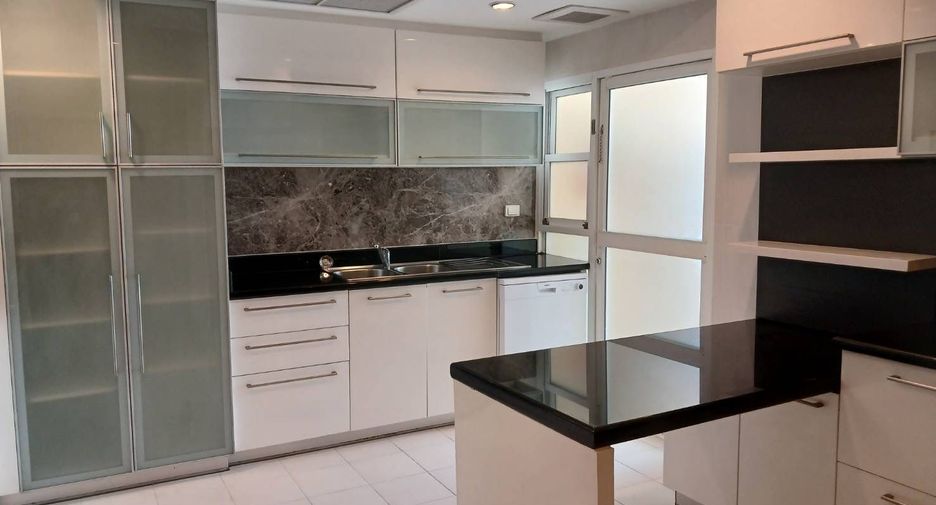 For rent 4 bedrooms apartment in Khlong Toei, Bangkok