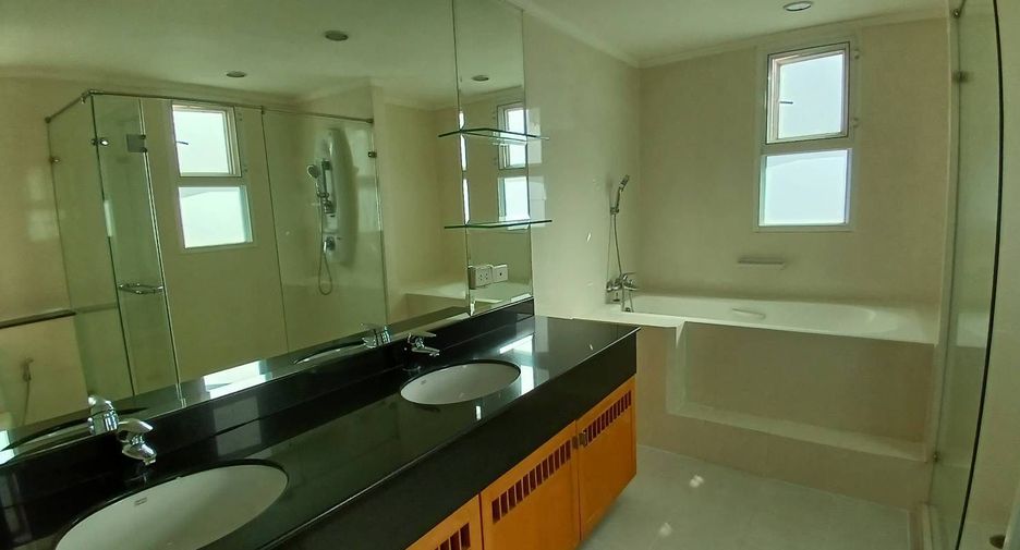 For rent 4 bedrooms apartment in Khlong Toei, Bangkok