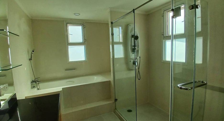 For rent 4 bedrooms apartment in Khlong Toei, Bangkok