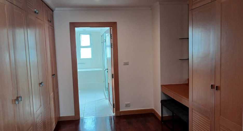 For rent 4 bedrooms apartment in Khlong Toei, Bangkok